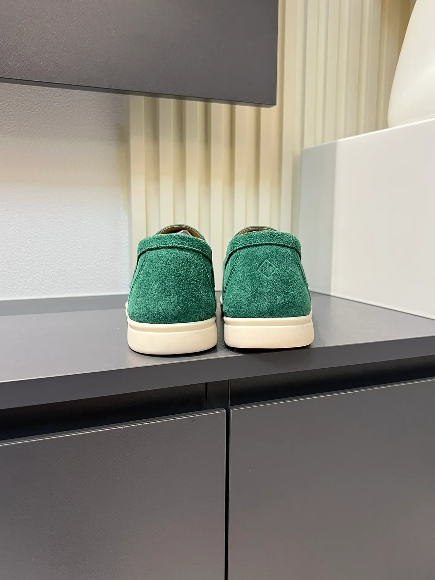 Men's shoes 💰p360 "Loro men's shoes 💰pian'*" Classic L men's shoes for couples 💰p Top version British flat loafers, a must-have item in old money style, the minimalist design is eye-catching and durable, a plus point for dressing The soft foot feel and texture are outstanding. They don’t scratch your feet and are very nice. They are matched with soft and waxy soles. They can be worn daily for a long time without getting tired. They are easy to wear, versatile and classic items, with perfect foot feel and texture! Imported cashmere fabric, the lining is made of imported A-grade water-dyed cow lining, the top version of the genuine leather midsole is sewn with pure handmade mark thread! Size: Female 35-40 (34. Customized) Male 38-44 (45.46. Customized)
